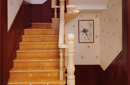 禹城中式别墅室内汉白玉石楼梯的定制安装装饰效果